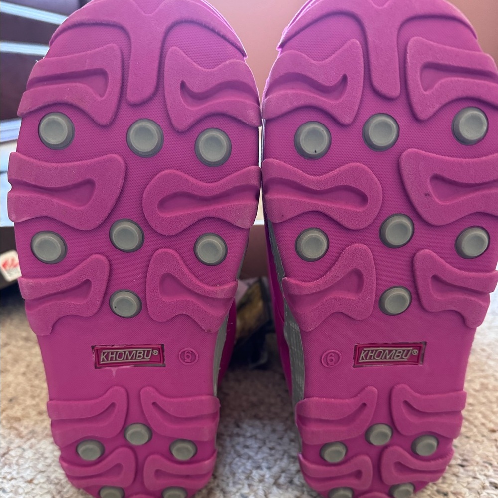 Khombu Juniper Snow Boot (Big Kid, size 6), Color: Fuchsia. Brand new in box! - Picture 6 of 7